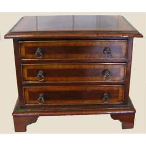 Georgain chest of drawers