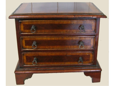 Georgain chest of drawers
