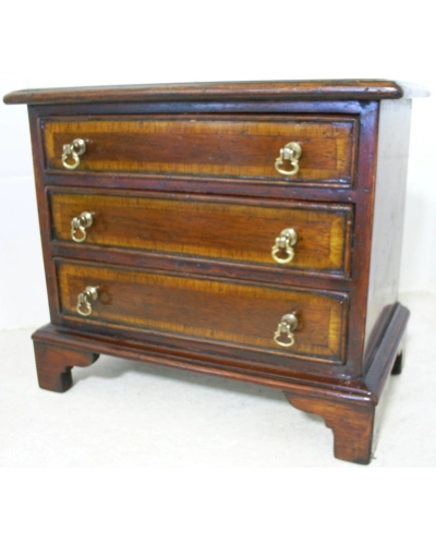 Georgain chest of drawers