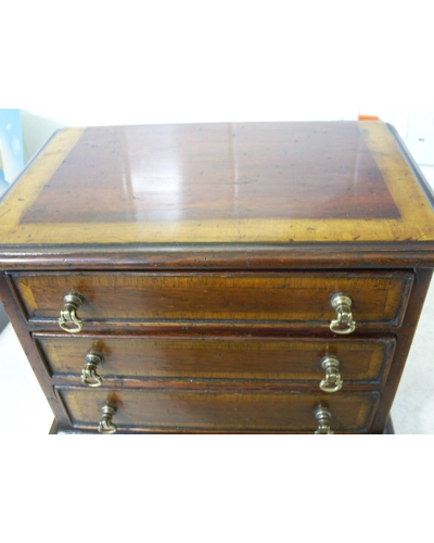 Georgain chest of drawers