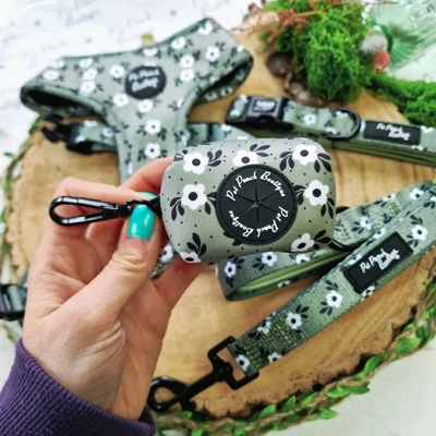 Green Meadow Daisy Poo Bag Holder