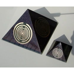 «Υγρό Πυρ» - Πανίσχυρη (giant) πυραμίδα μαύρης τουρμαλίνης..