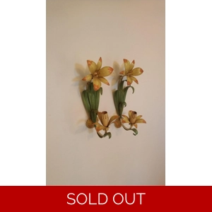 Floral single arm wall light..