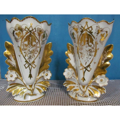Wonderful pair of Paris vieux porcelain wedding flower vases late 19th century porcelain, France