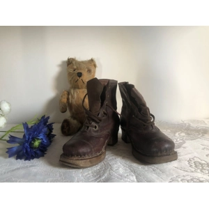 Old pair of children's leath..