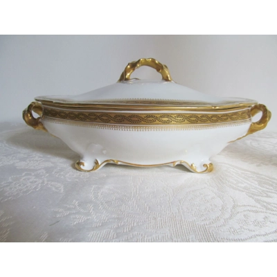Magnificent antique medium-sized porcelain tureen produced by a famous Limoges manufactory William Guerin, France 1900-1932