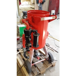 50 KILO BLAST POT AND 130CFM COMPRESSOR