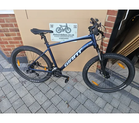 Giant Talon 5 Mountain Bike. 27.5 Wheels. Large Frame. Mint unused Condition.