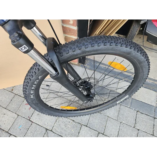Giant Talon 5 Mountain Bike. 27.5 Wheels. Large Frame. Mint unused Condition.