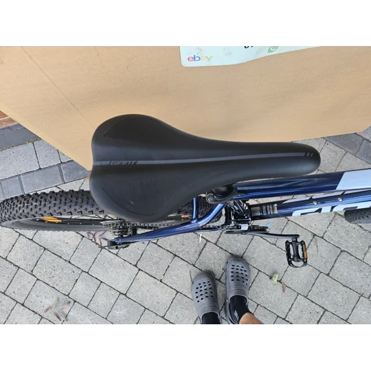 Giant Talon 5 Mountain Bike. 27.5 Wheels. Large Frame. Mint unused Condition.