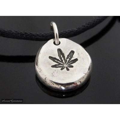 Pebble Hemp Leaf Necklace Choker title=
