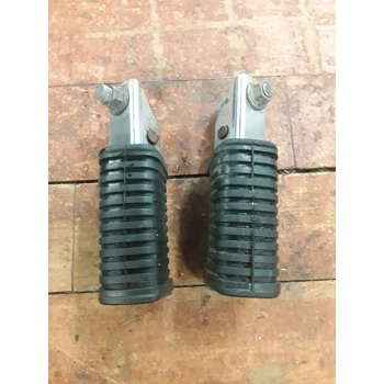 1980-83 Yamaha XJ650 Maxim Passenger Foot Pegs and Brackets 4H7-27440-00-00 4H7-27430-00-00