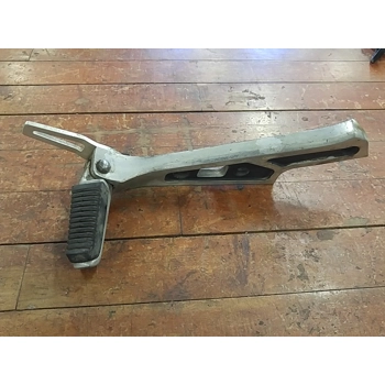 1983-86 Suzuki GS750E GSX750E Right Passenger Foot Peg and Mounting Rail 43811-31300 43600-31300