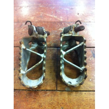 1989-97 Kawasaki KX80 KX100 Foot Pegs - Pair 34028-1327 34028-1326