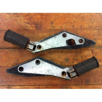 1986-90 Yamaha YX600 Radian Passenger Foot Pegs and Brackets - Pair 1UJ-27442-00 1UJ-27443-00