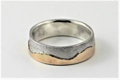 https://cdn.freewebstore.com/resize/300338/1518017073400_img_50702.jpg/600/900/0/SOLD OUT?bg=FFFFFF Textured Sterling and 9K yellow Gold ring, 6mm