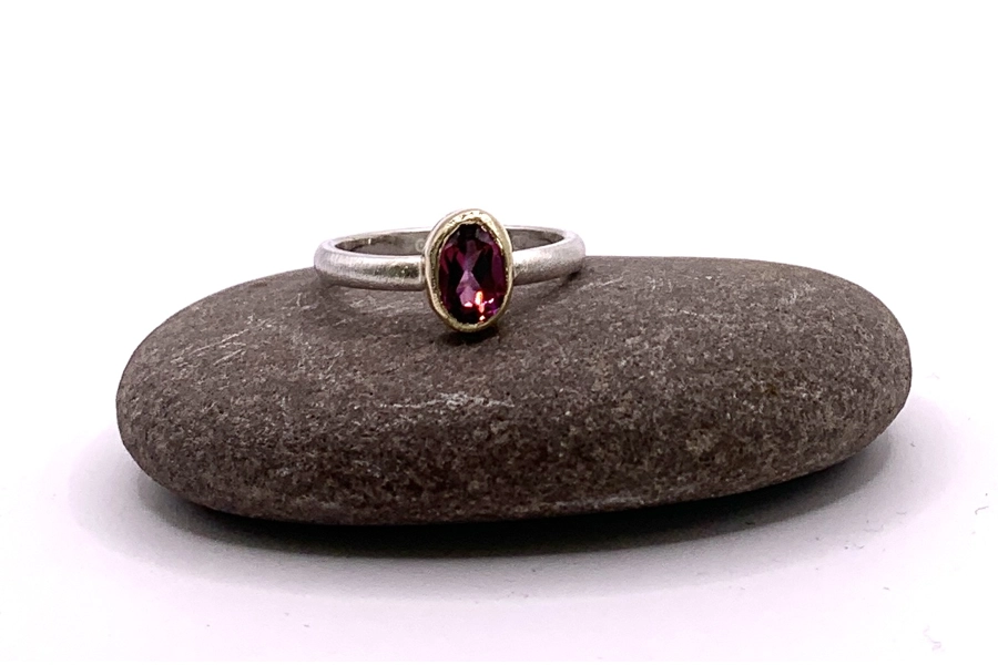 Sterling and 9ct set gemstone ring with Rhodolite Garnet