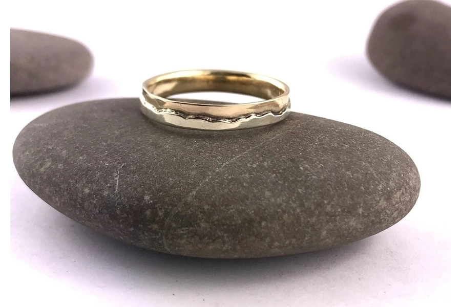 9ct gold 4mm Mountain R.. 9ct gold 4mm Mountain R..