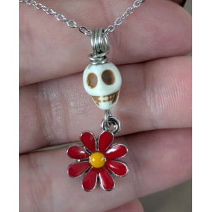 Skull & Red Daisy necklace