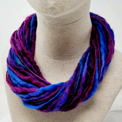 "Bluemauve" Pure wool necklace with magnetic clasp