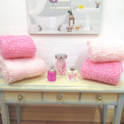 Dolls House Towels 4 Pink with Bath Salts and Ornament Jars 1:12th Scale