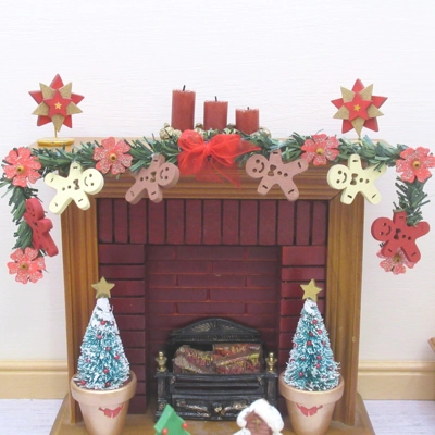 Dolls House Christmas Garland Flowers and Gingerbread Men Miniature Decoration 1:12 Scale