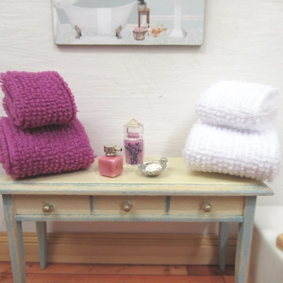 Dolls House Towels Dark Pink & White with Bath Salts Jar, Soap Dispenser & Dish Bathroom 1:12 Scale