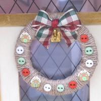 Dolls House Christmas Wreath Buttons Gingerbread Houses and Tartan Bow 1:12 Scale