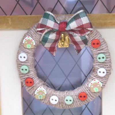 Dolls House Christmas Wreath Buttons Gingerbread Houses and Tartan Bow 1:12 Scale