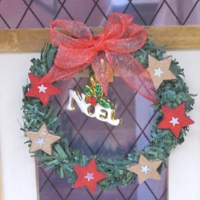 Dolls House Christmas Wreath Red and Gold Stars Noel Miniature Door Decoration 1:12 Scale
