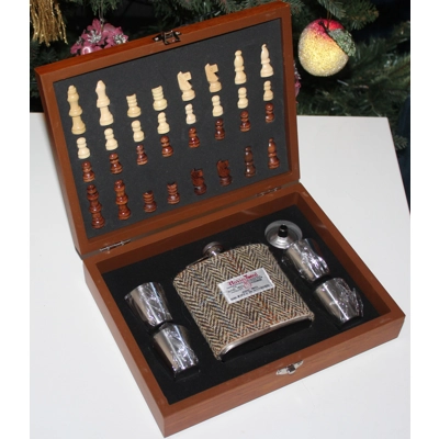 Harris Tweed Covered 6oz Hipflask In Wooden Chess Set Box With 4 Cups & Funnel