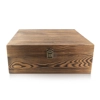Holzkiste mit Luxus Dekanter und Whisky Stein