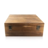 Holzkiste mit Luxus Dekanter und Whisky Stein