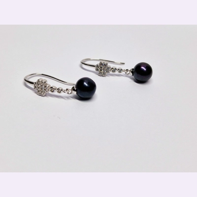 Queen’s Whisper Earrings