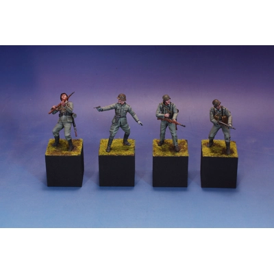 4 German Soldiers WWII Eastern Front War-Pro Built & Painted Figures 1/35 scale 4 German Soldiers WWII Eastern Front War-Pro Built & Painted Figures 1/35 scale