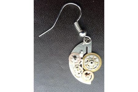 Cogs & Caves Commission: Steampunk Earrings (lone dangler)