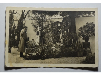 Adolf Hitler at the grave of his parents in Leonding on 13.03.38 photographic postcard