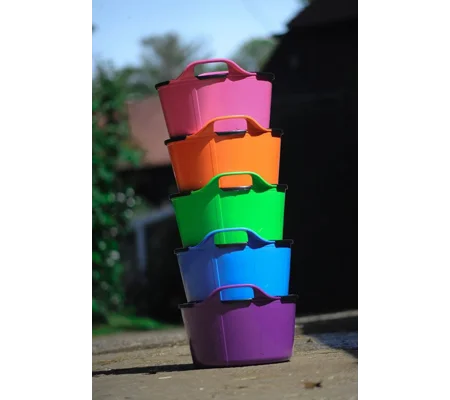 Feed bucket and lids