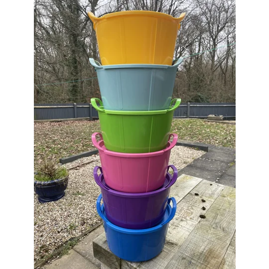Feed buckets with matching lids