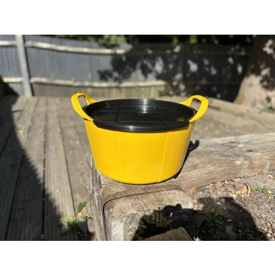 Feed bucket and lids