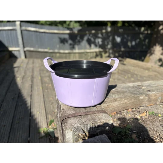 Feed bucket and lids