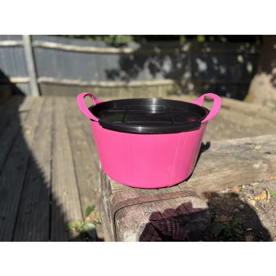Feed bucket and lids