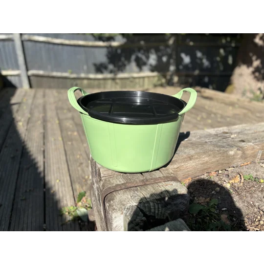 Feed bucket and lids