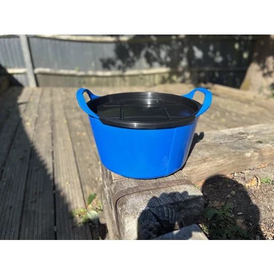 Feed bucket and lids