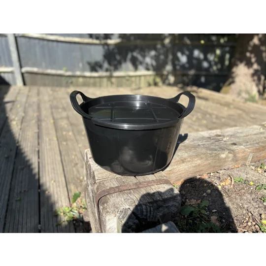 Feed bucket and lids