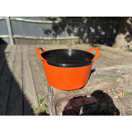 Feed bucket and lids