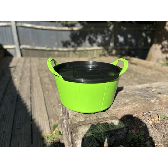 Feed bucket and lids