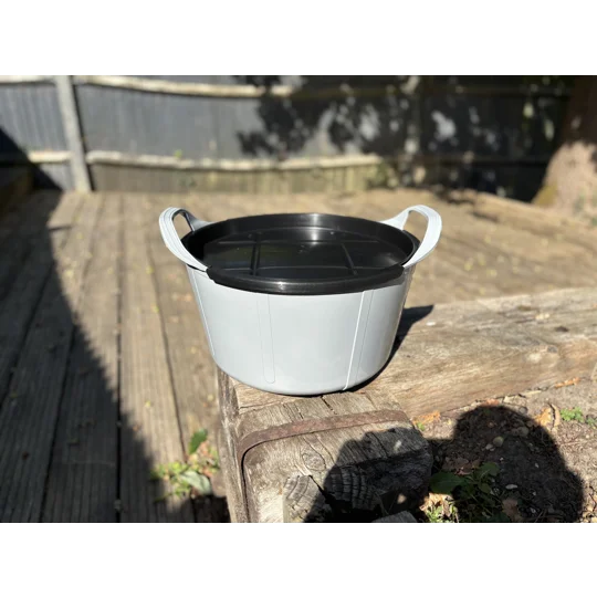 Feed bucket and lids