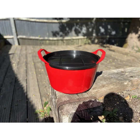 Feed bucket and lids