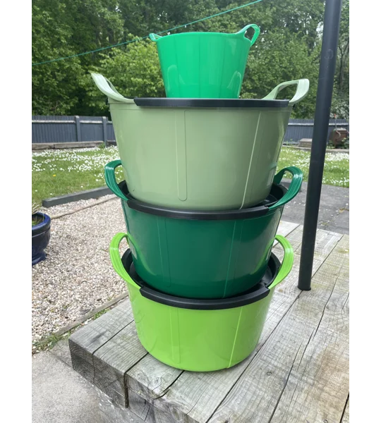 Feed buckets